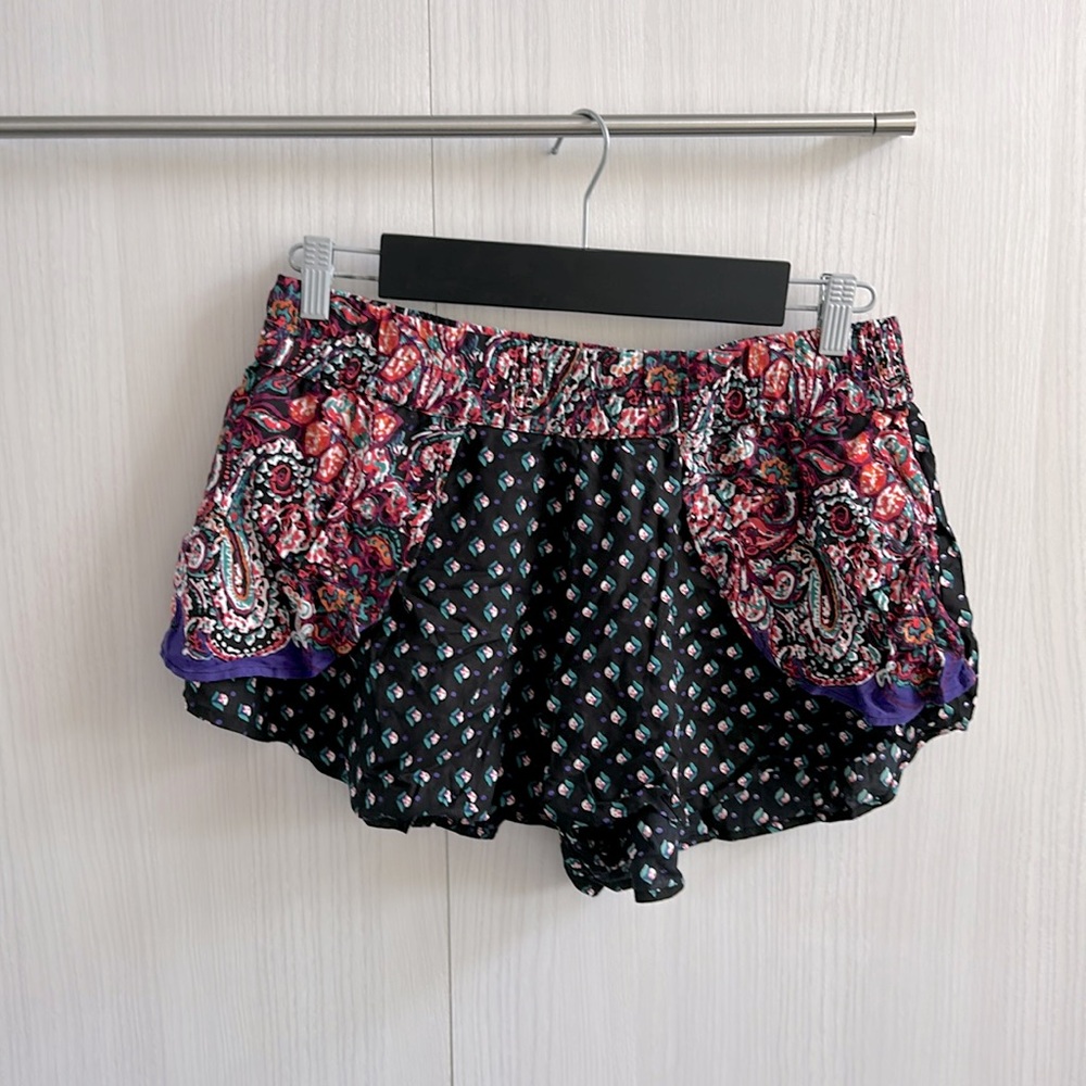 BAND OF GYPSIES Shorts Size M Casual Lounge Shorts Floral Paisley Elastic Waist